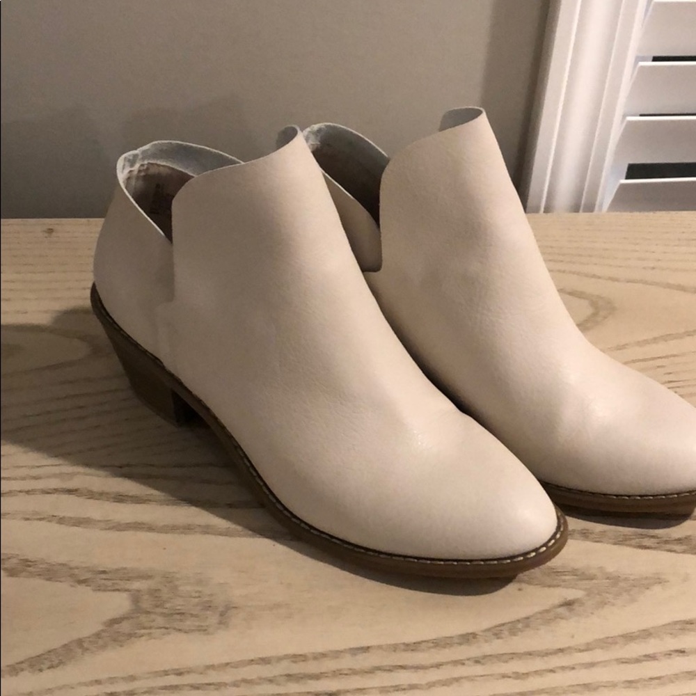 Universal Threat booties sz 8.5